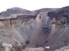 Foto color del interior del cráter de un volcán.