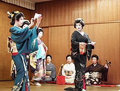 Niigata geisha dancing2.jpg