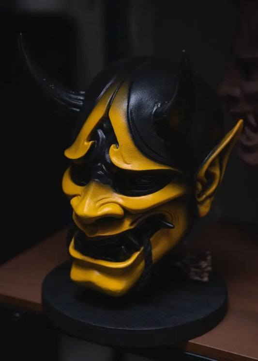 Maschera decorativa Hannya nera e gialla