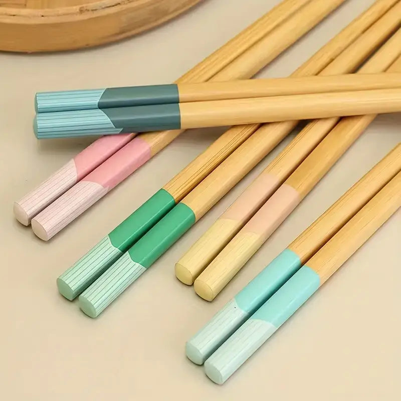 Juego de palillos coloridos en colores pastel