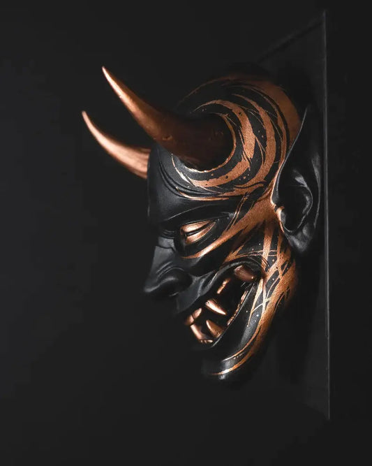 Maschera decorativa Hannya nera con calligrafia dorata