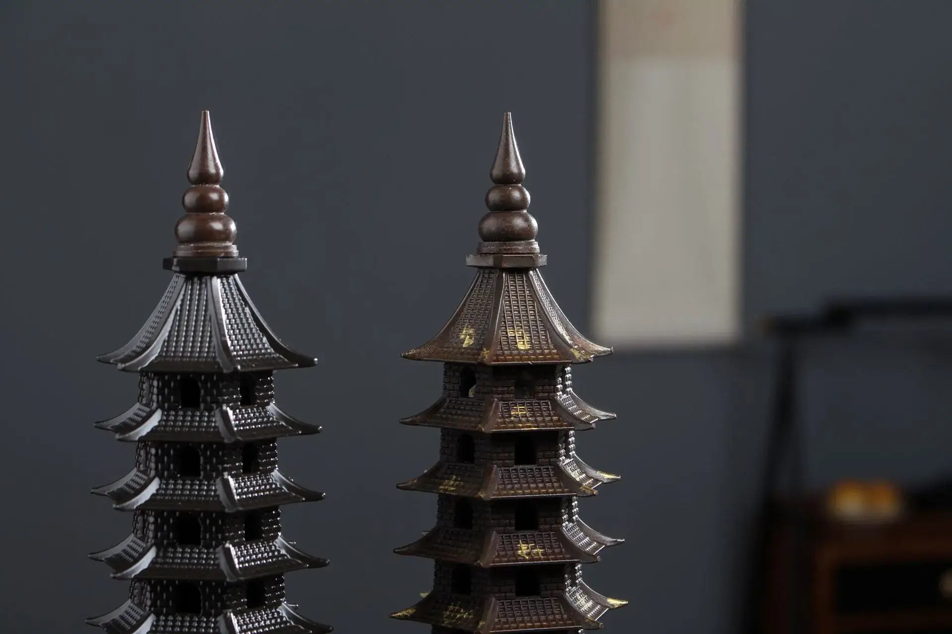 Quemador de incienso de torre de pagoda marrón