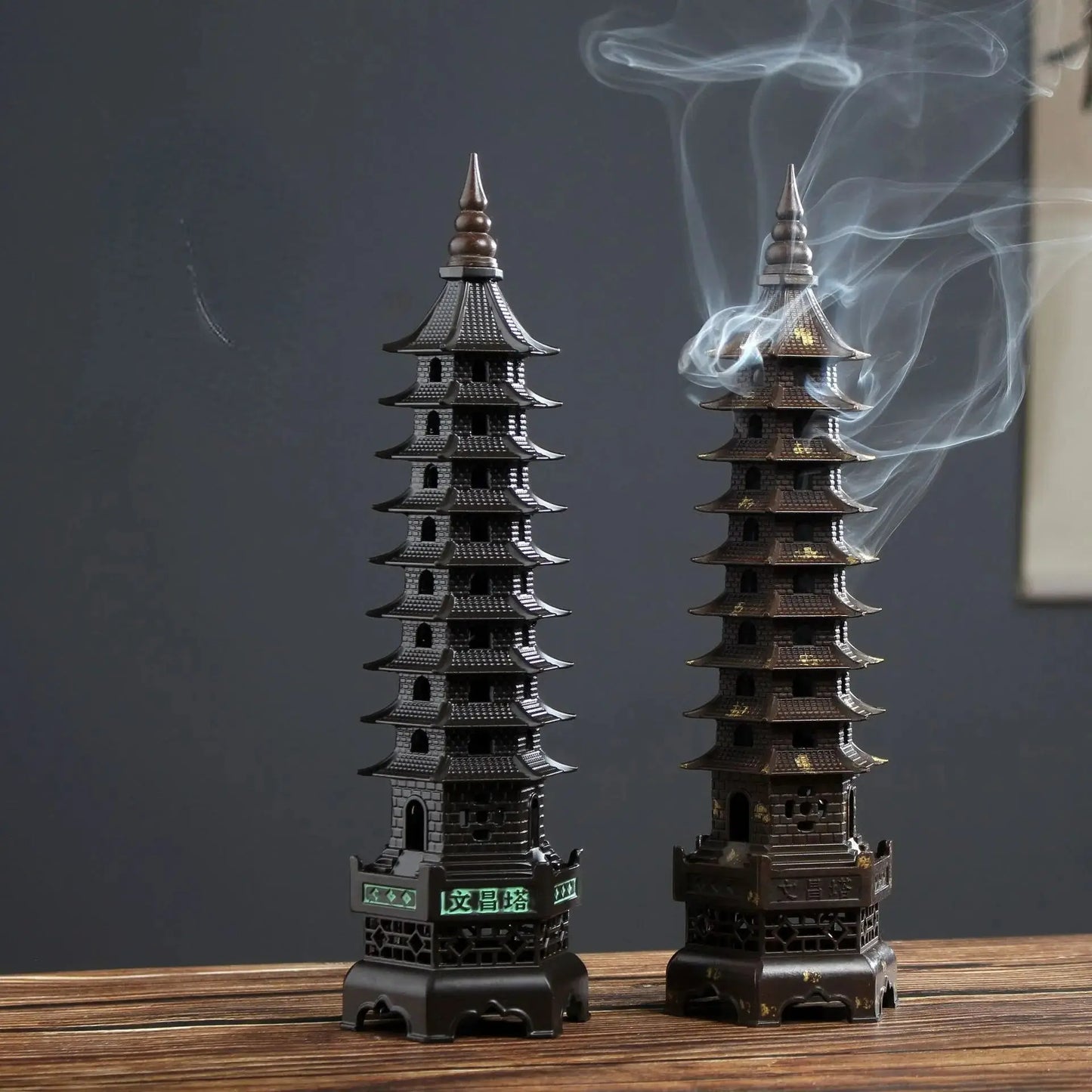 Bruciatore di incenso marrone della torre della pagoda
