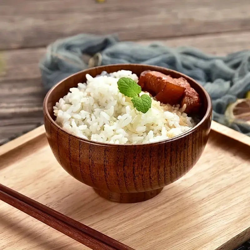 Bol de riz traditionnel en bois
