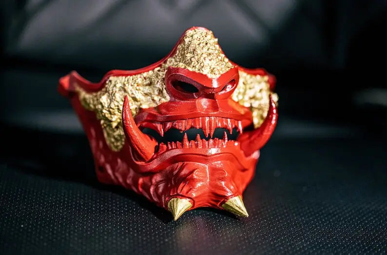 Media máscara Oni Samurai roja y dorada