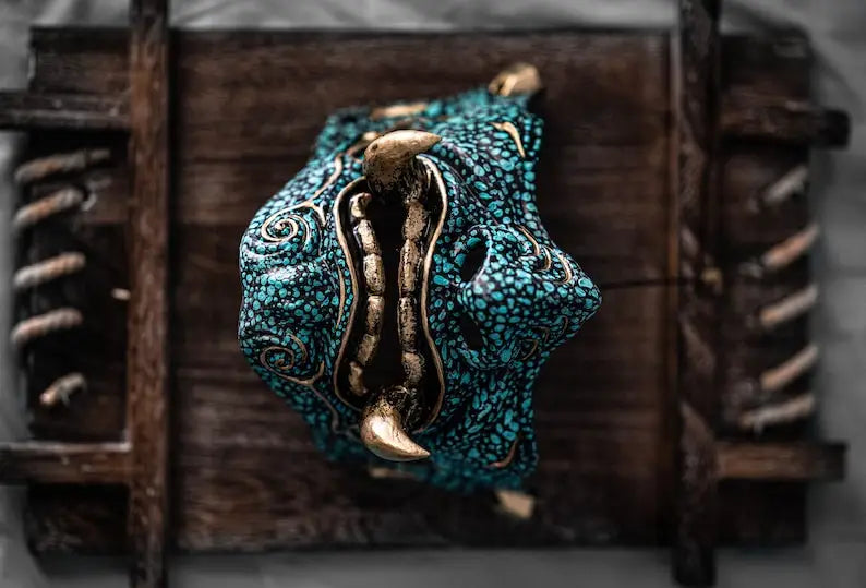 Masque de samouraï Oni doré à pois turquoise