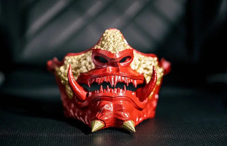 Media máscara Oni Samurai roja y dorada