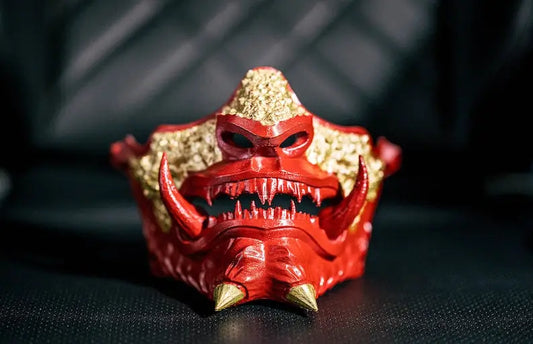 Mezza maschera Oni Samurai rossa e dorata