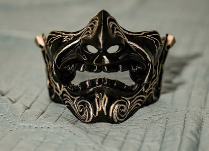 Mezza maschera Oni Samurai decorata d&#39;oro