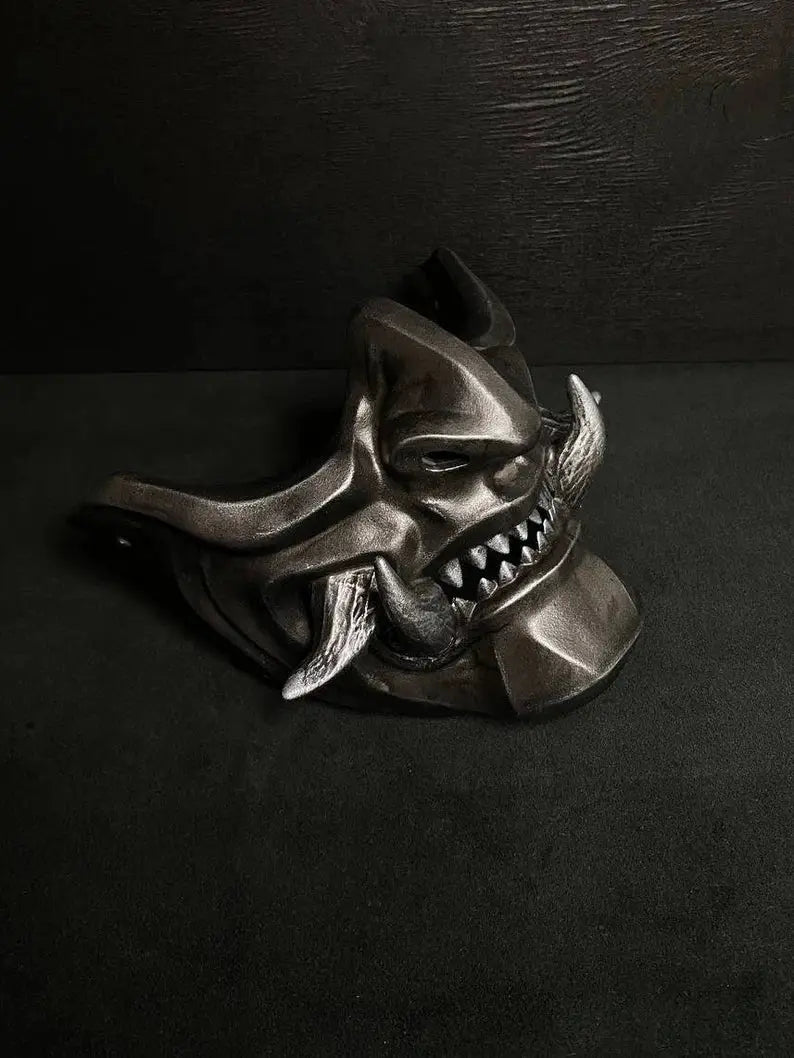 Maschera da samurai demone Oni nero in acciaio
