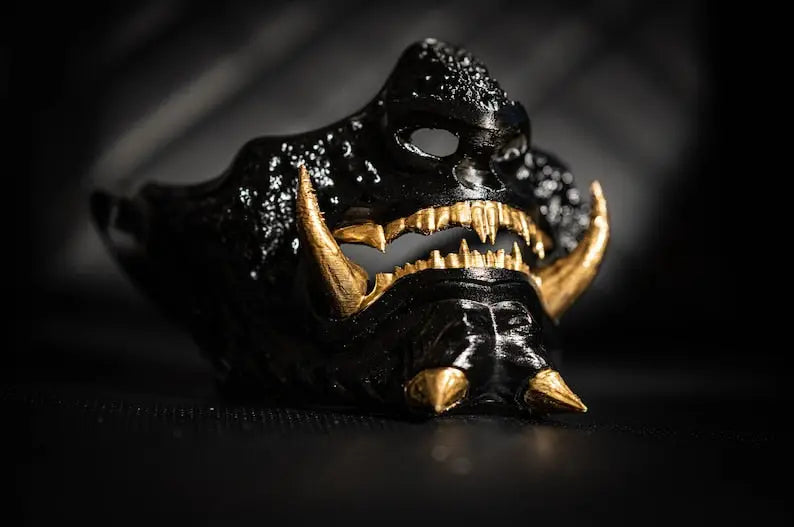 Mezza maschera Oni Samurai nera e dorata