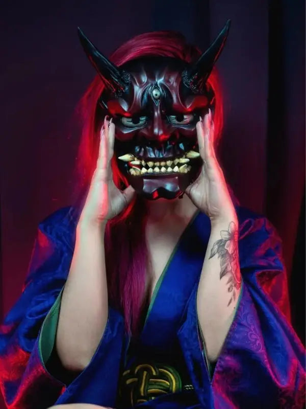 Máscara de demonio Oni roja y negra