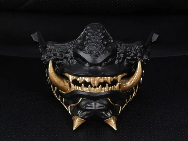 Maschera da samurai demone Oni nero dorato