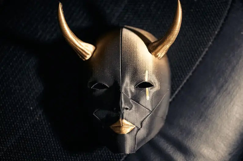 Máscara de demonio Hannya negra y dorada