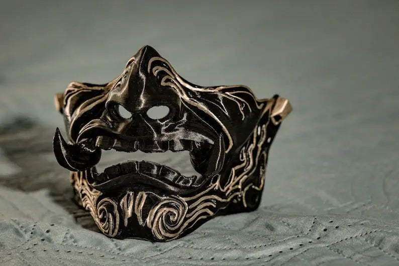 Mezza maschera Oni Samurai decorata d&#39;oro