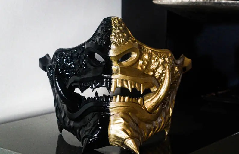 Máscara Samurai Oni mitad negra y dorada