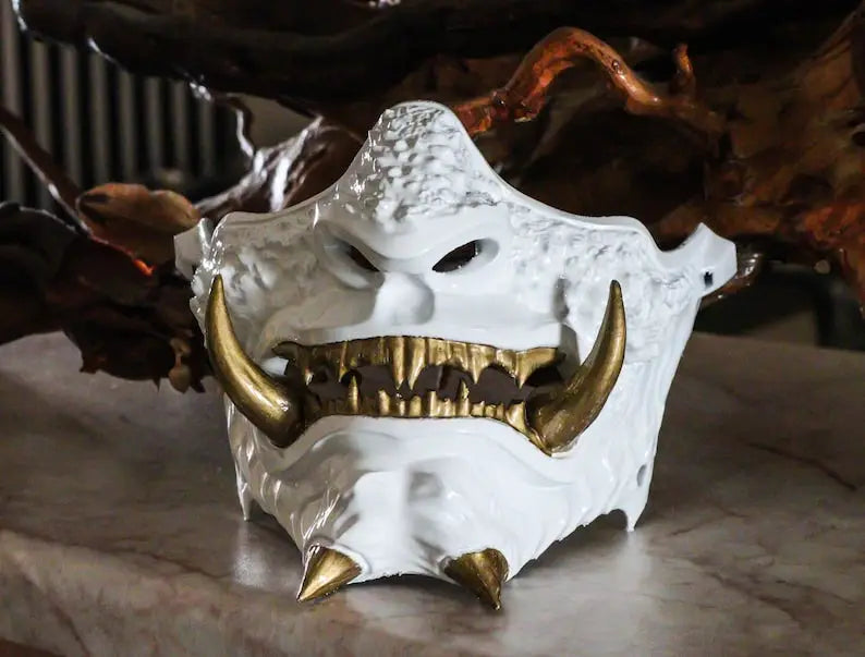 Maschera da samurai demone Oni bianca e oro