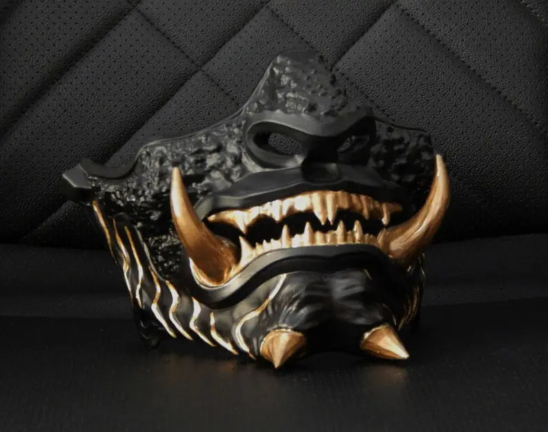 Masque de samouraï démon Oni noir doré