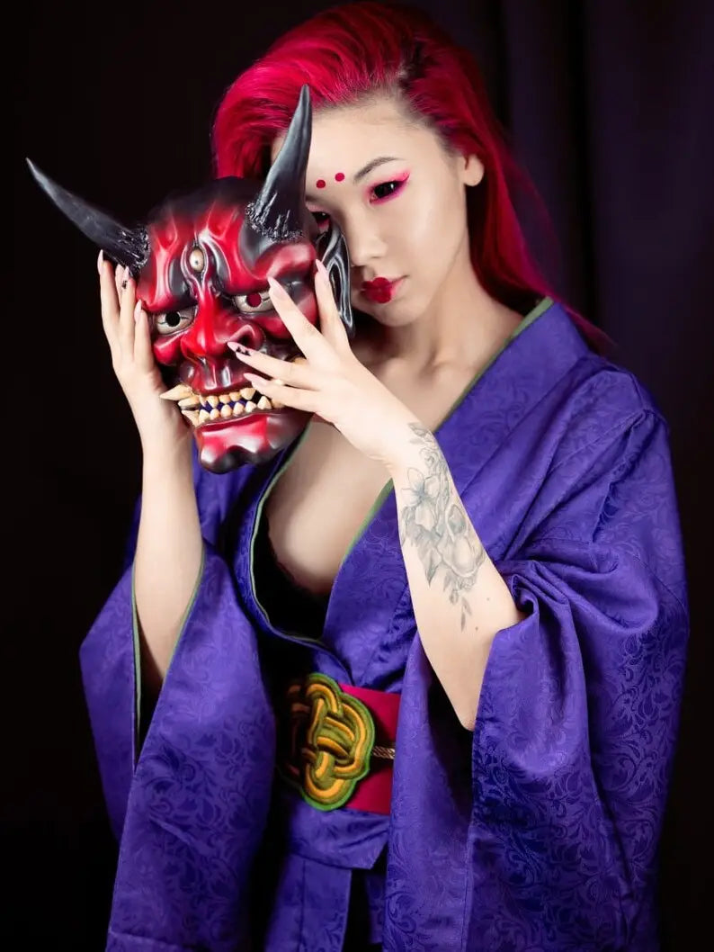 Máscara de demonio Oni roja y negra