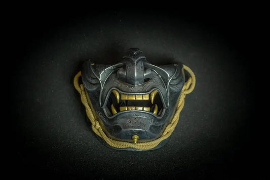 Maschera Oni del Samurai Fantasma Grigio di Tsushima