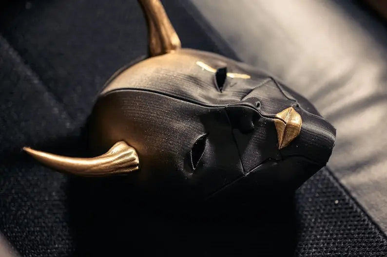 Máscara de demonio Hannya negra y dorada