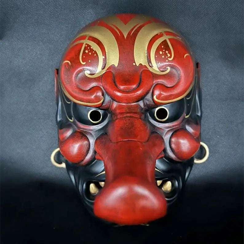 Máscara Tengu adornada en oro