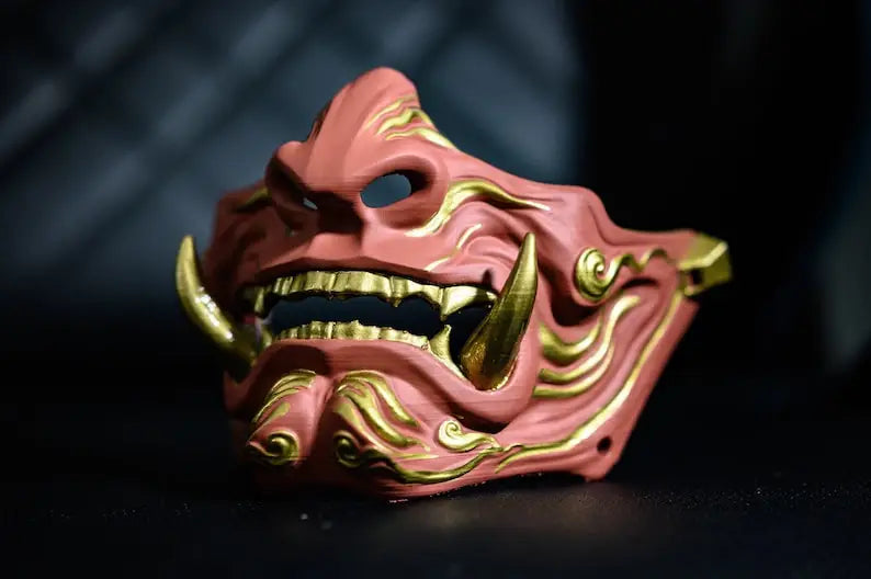 Media máscara de samurái Oni de coral dorado