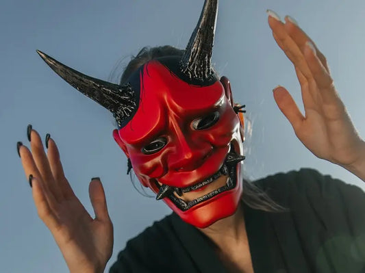 Máscara de demonio Hannya roja y negra
