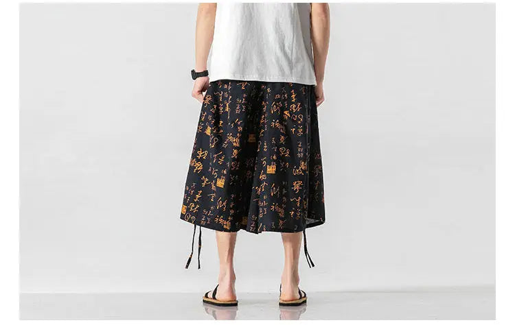 Pantalones harén con estampado kanji dorados