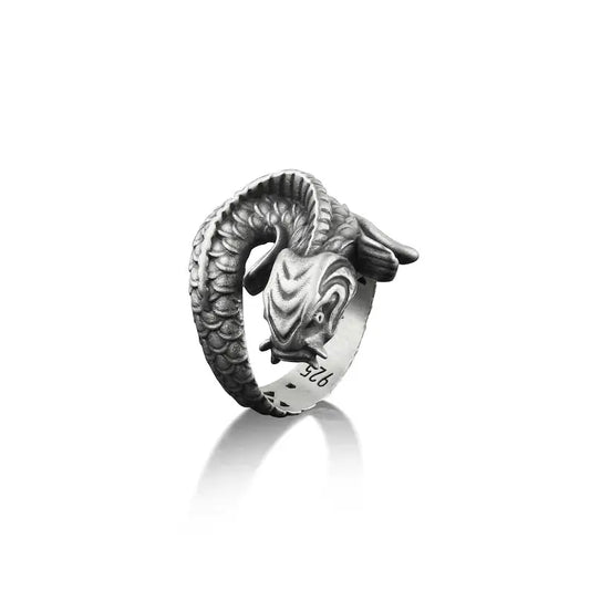 Majestuoso anillo de plata con pez Koi
