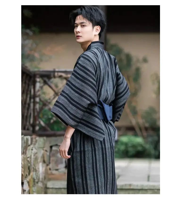 Kimono tradizionale da uomo nero e grigio
