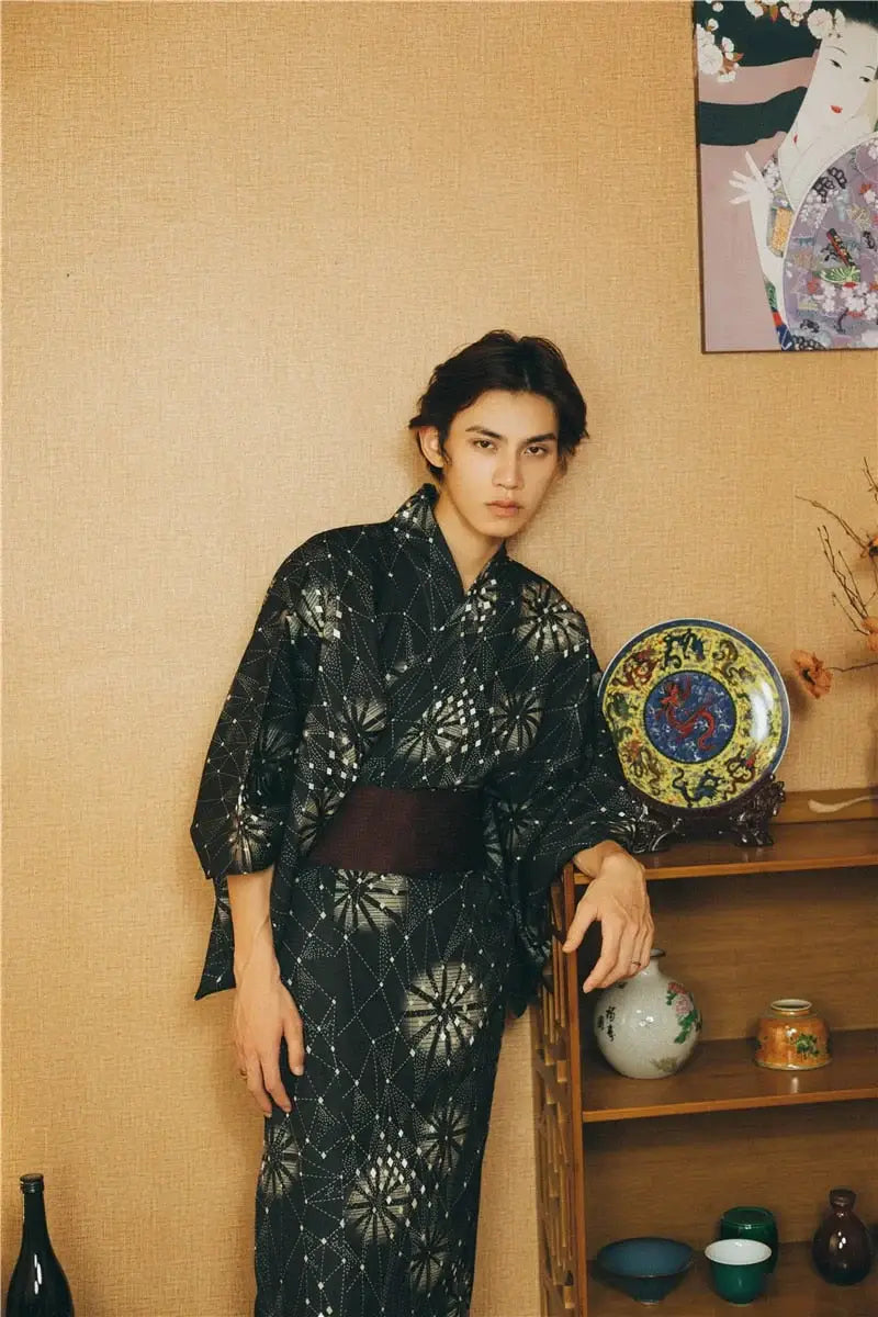 Kimono de hombre tradicional negro dorado