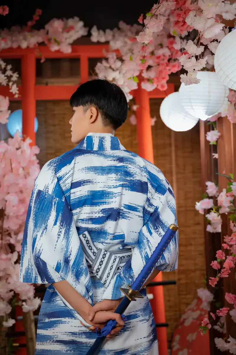 Kimono tradizionale da uomo blu e bianco
