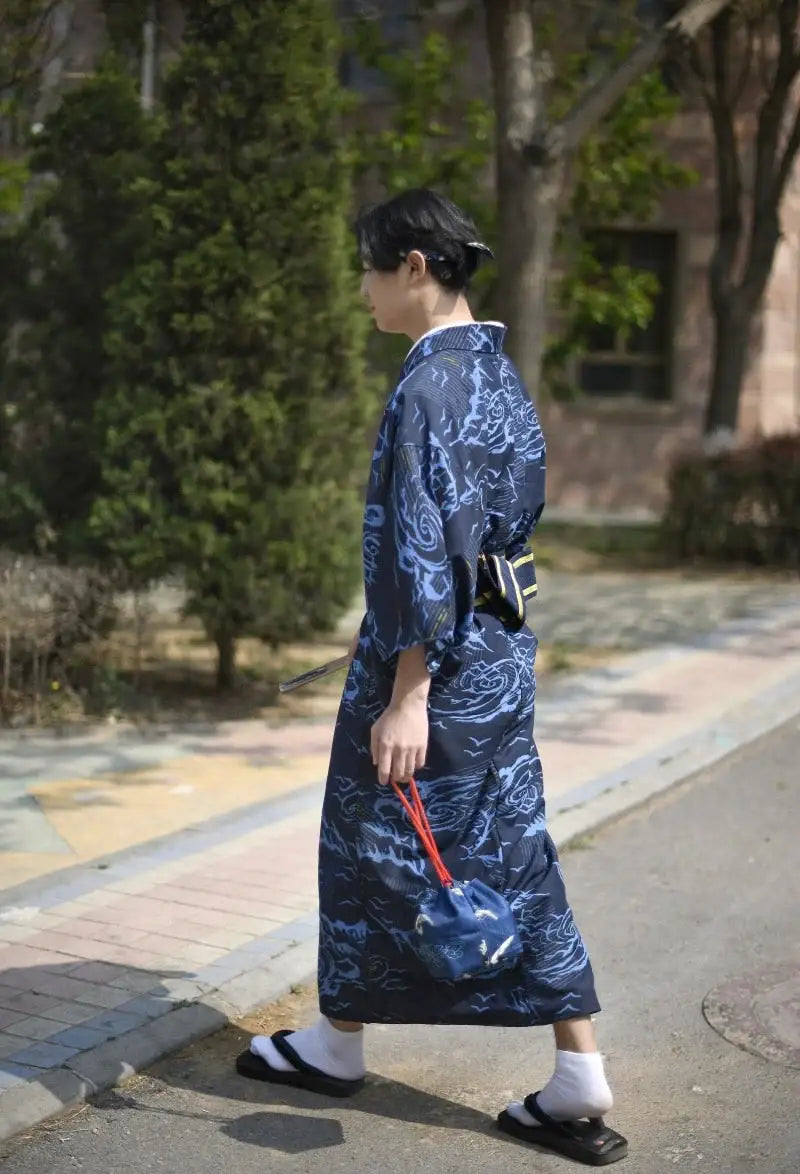 Kimono de hombre negro con ondas azules