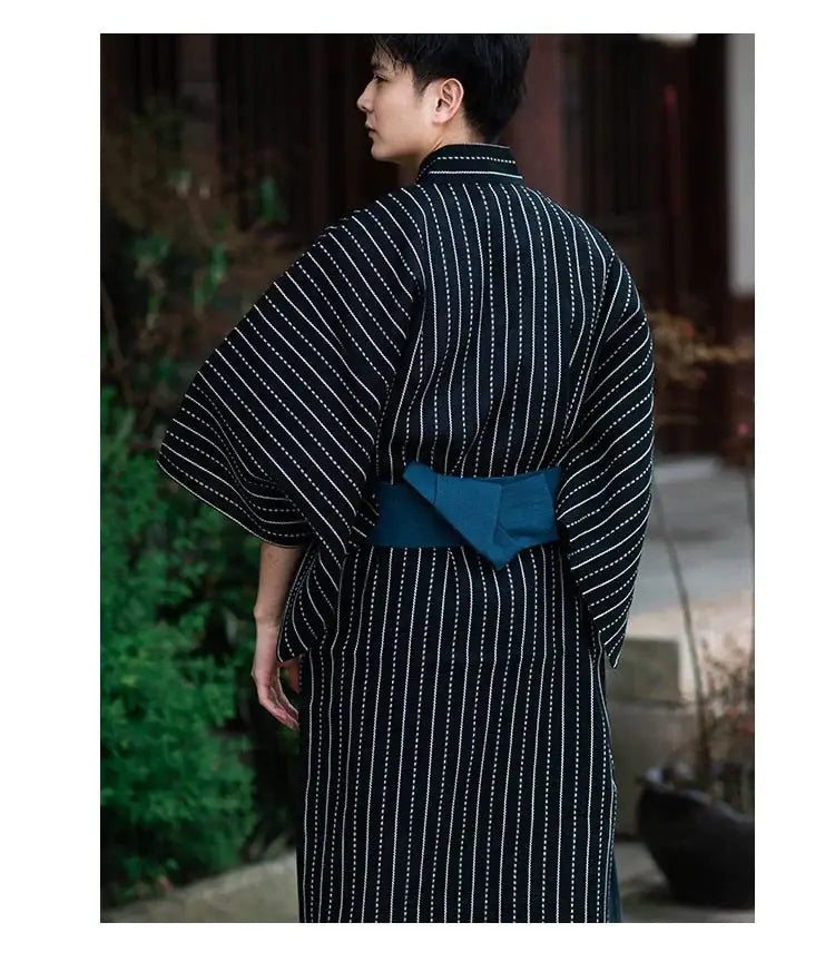 Kimono de hombre negro a rayas blancas