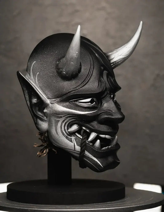 Maschera decorativa Hannya nera con calligrafia in argento