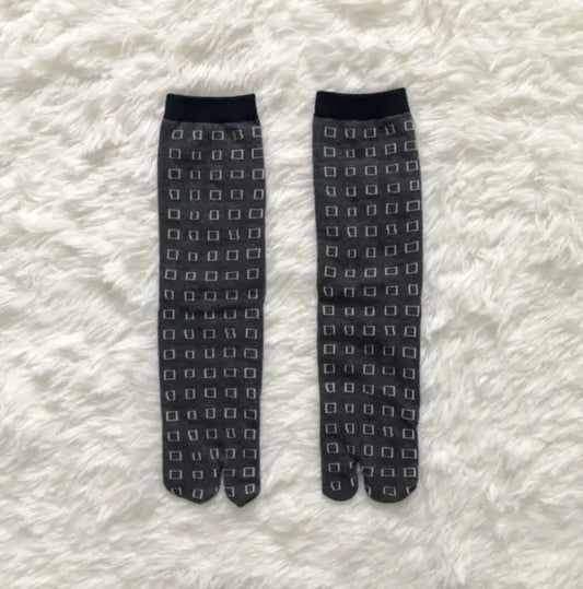 Chaussettes Tabi grises carrées minimales