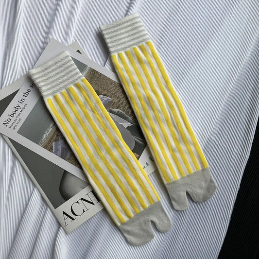 Calcetines Tabi con dedos grises y rayas amarillas