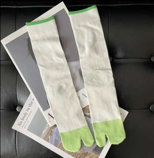 Calcetines Tabi blancos y verdes