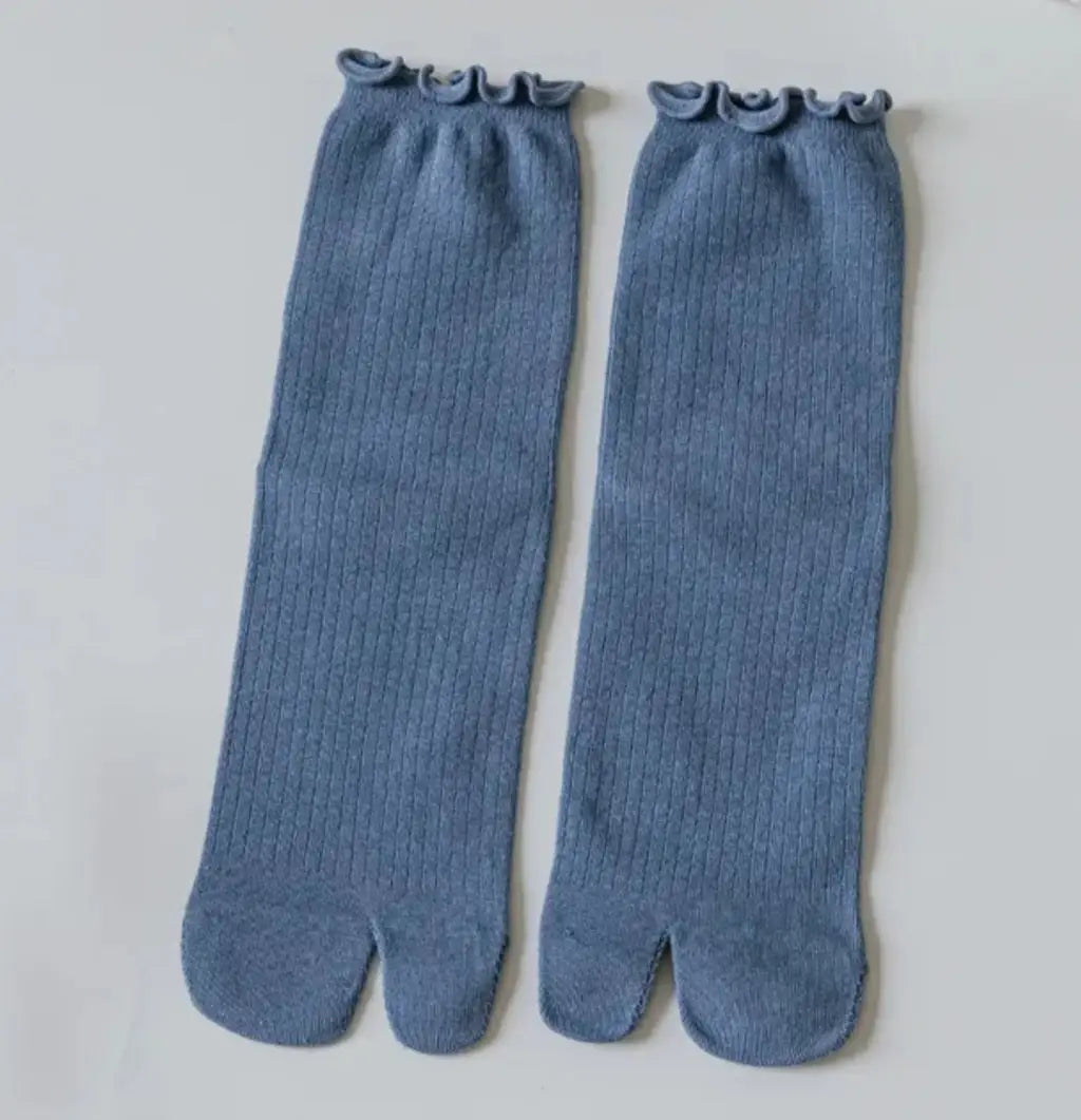 Chaussettes Tabi bleues en dentelle à la cheville