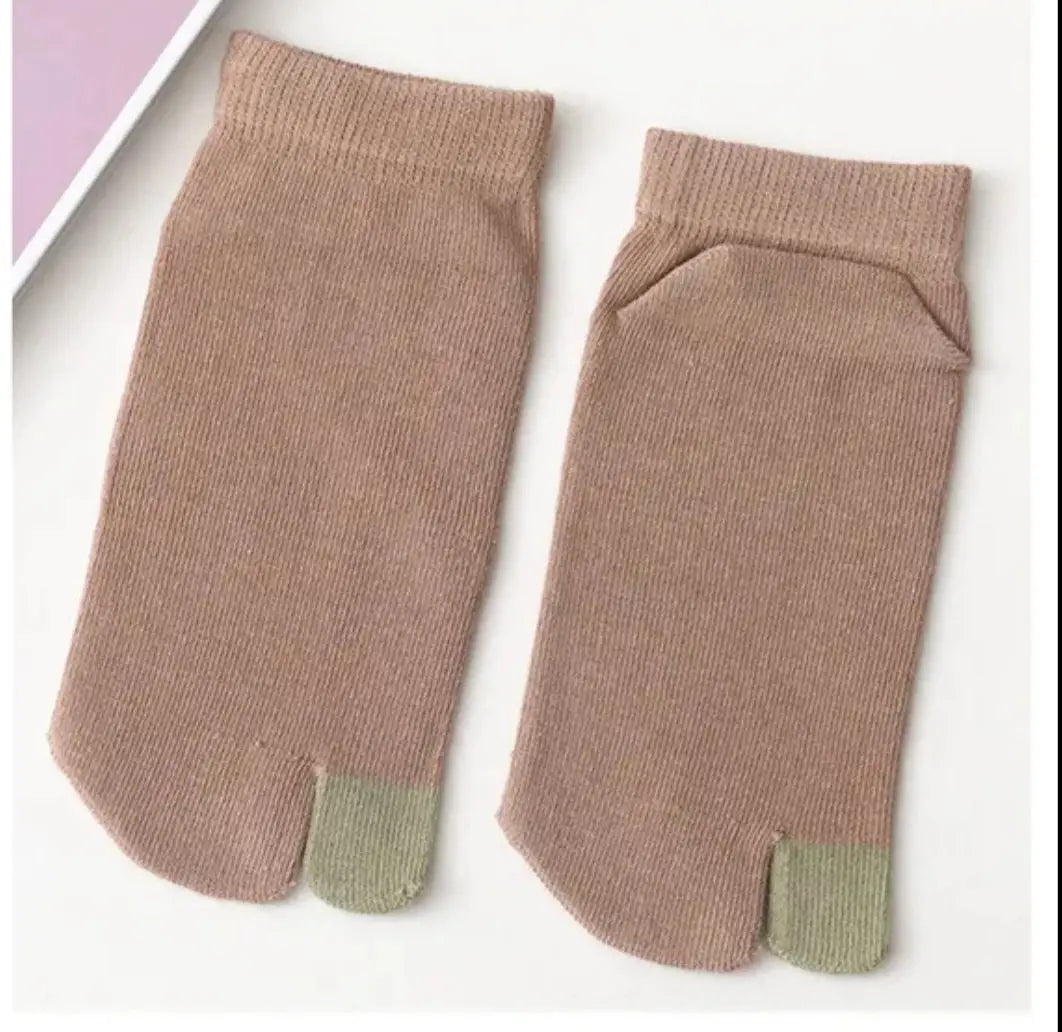 Calcetines tabi marrones con punta verde