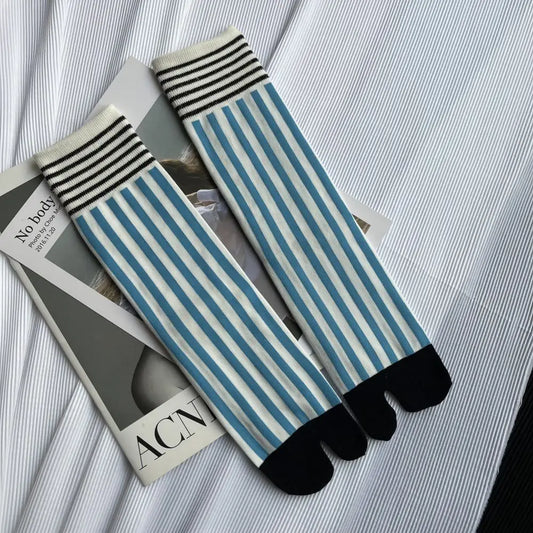 Calcetines Tabi con dedos negros y rayas azules