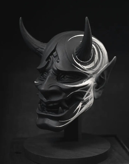 Maschera decorativa Hannya nera con calligrafia bianca
