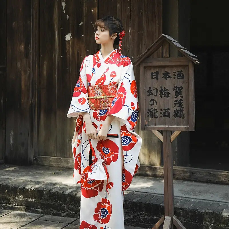 Kimono da donna bianco con fiori rossi