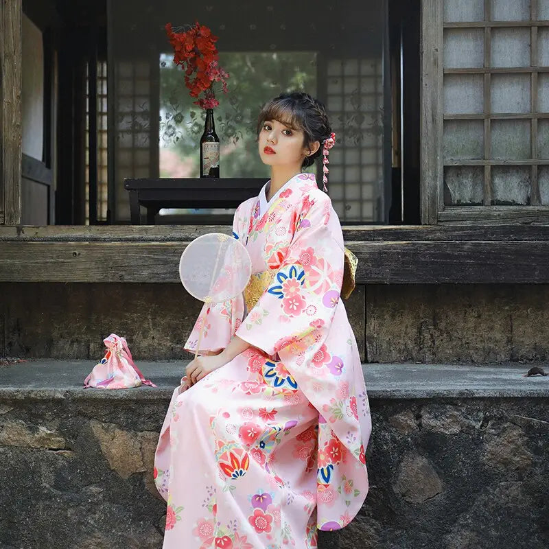 Kimono tradicional de mujer con flor de cerezo