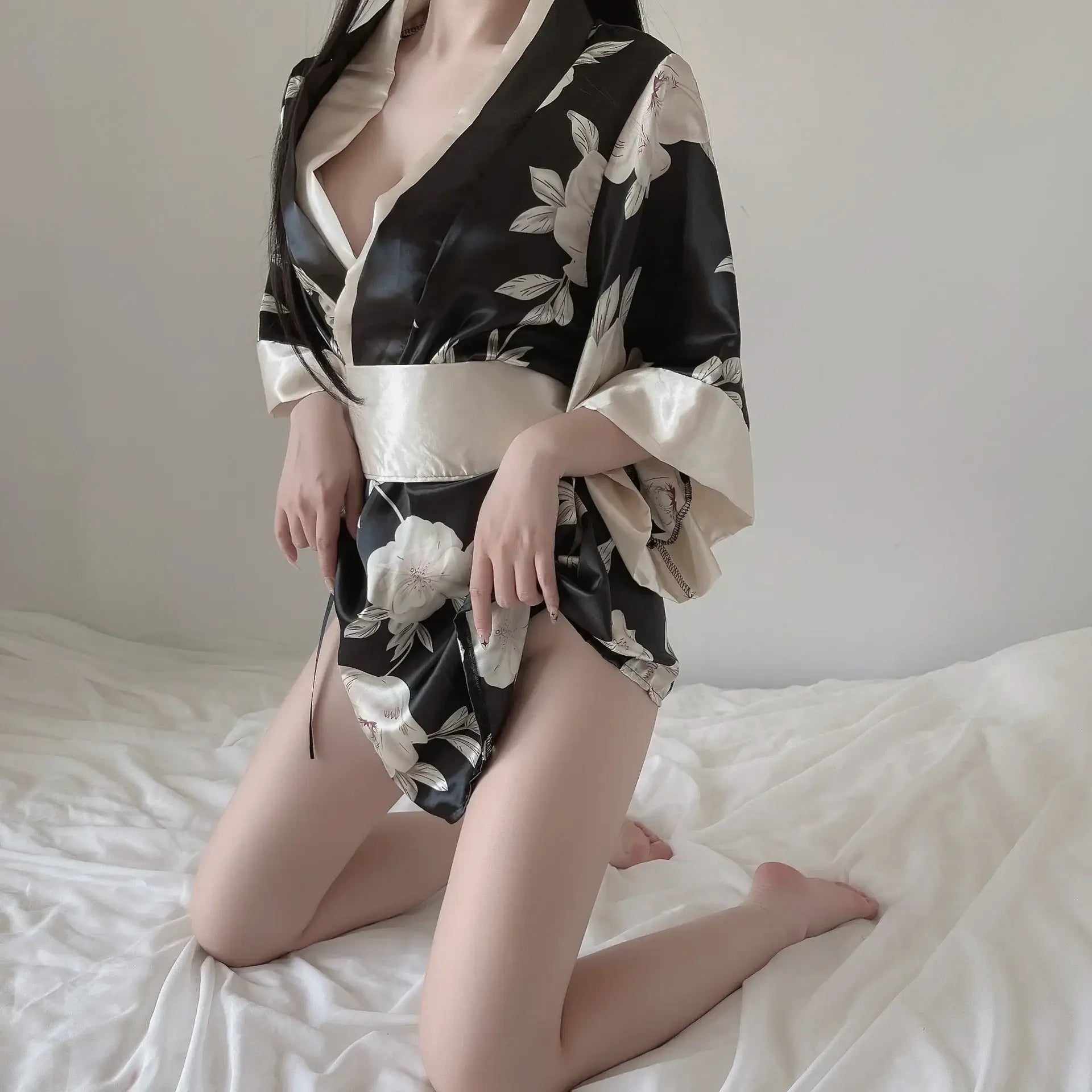 Kimono femme en soie noire florale blanche