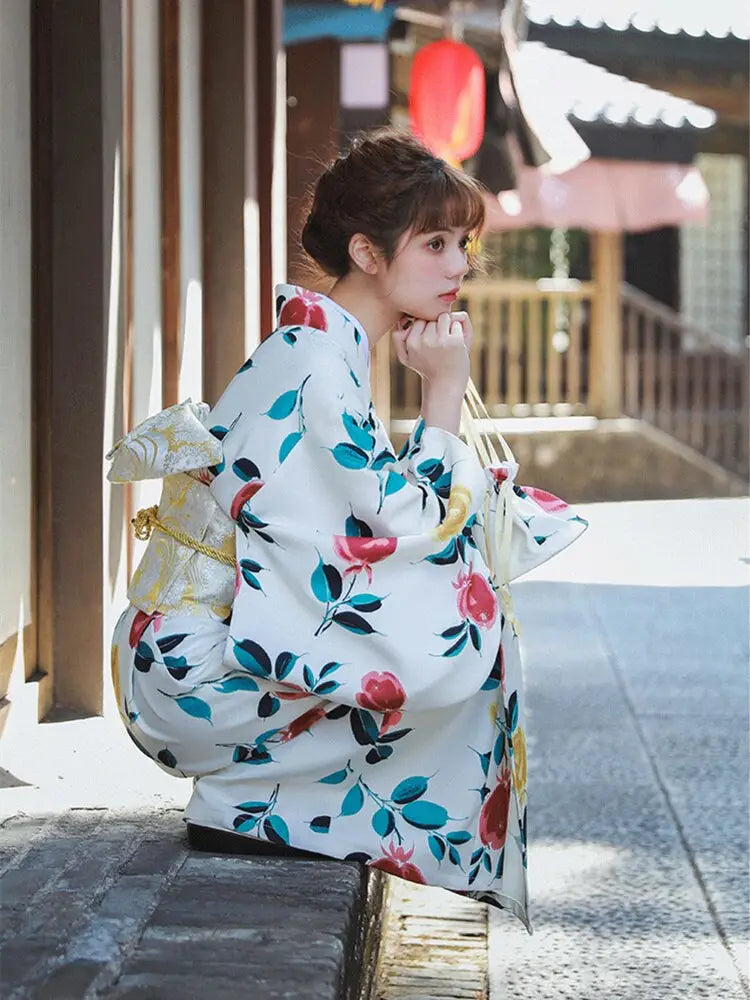 Kimono da donna bianco con fiore di rosa