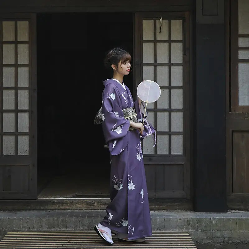 Kimono de mujer morado floral blanco
