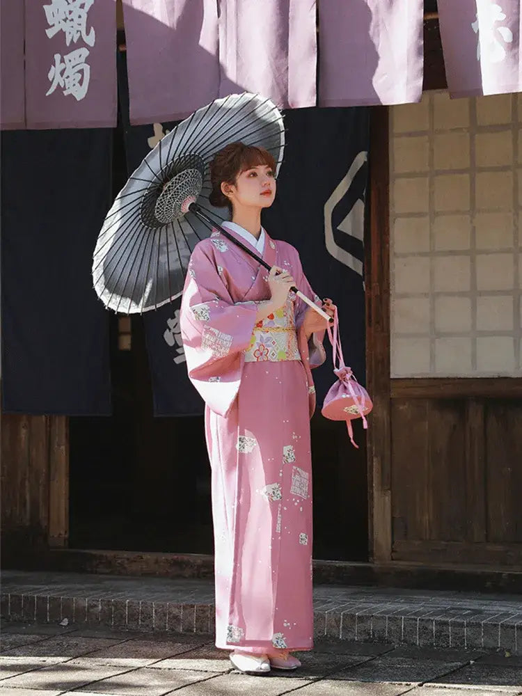 Kimono tradicional de mujer lavanda