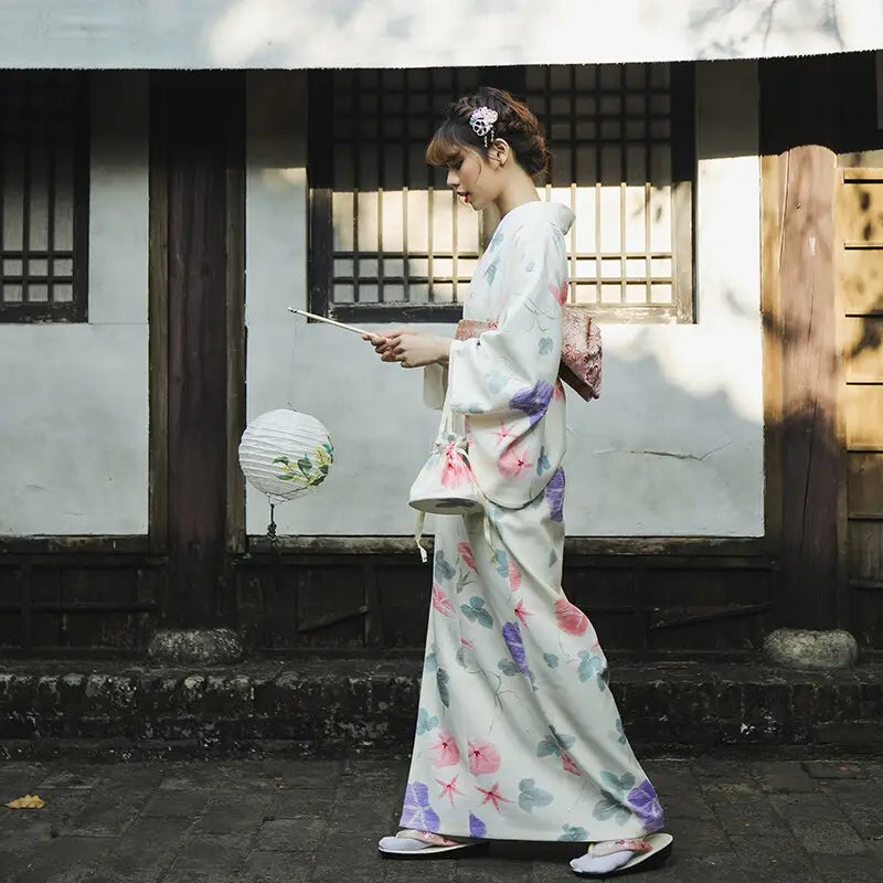 Kimono de mujer blanco con flores pastel
